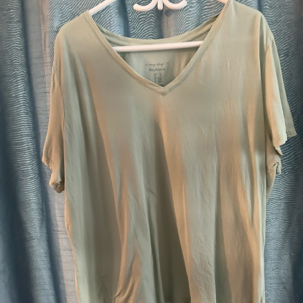 In Every Story -boyfriend-2X vneck tshirt - olive green- new or like new
